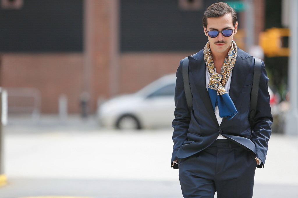 streetstyle_new_york_fashion_week_roberto_de_rosa_sunglasses_blue