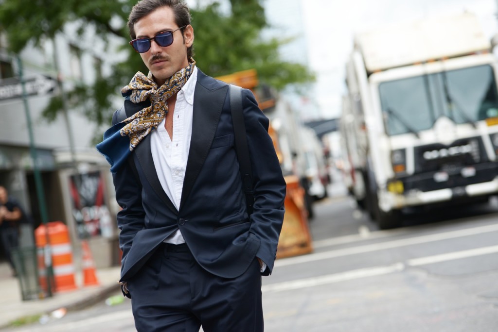 streetstyle_new_york_fashion_week_roberto_de_rosa_vintage_scarf_suit_classy